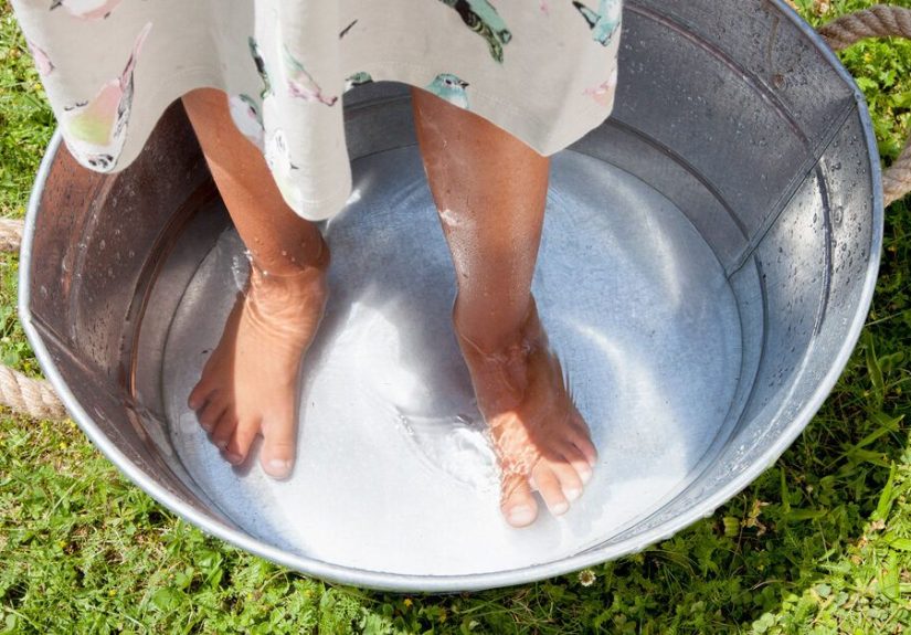 How to Make a Vinegar Foot Soak