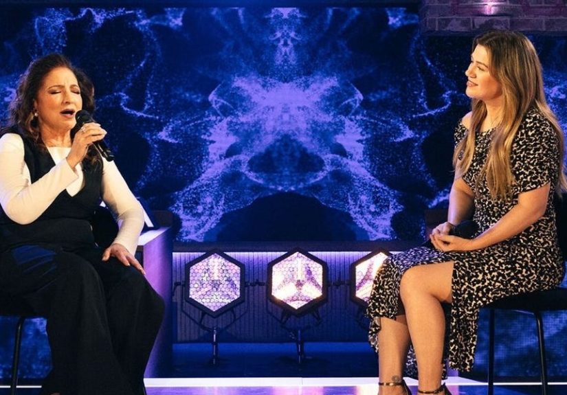 Kelly Clarkson Sings Emotional Duet With Gloria Estefan on TV