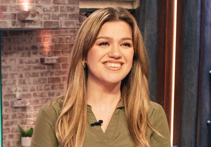 Kelly Clarkson Calls on Fans for Support Amid Talk Show News
